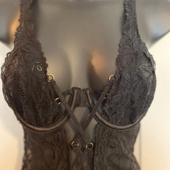 “FREDERICK’S OF HOLLYWOOD” Strappy Lace Teddy - Picture 9 of 16